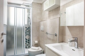 Ducha, secador de pelo, bidet, papel higiénico