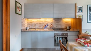 Fridge, oven, stovetop, dishwasher