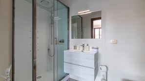 Een douche, een haardroger, een bidet, handdoeken