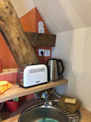 Refrigerador, microondas, parrilla de estufa y cafetera y tetera