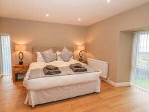 4 slaapkamers, een strijkplank/strijkijzer, wifi, beddengoed