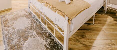 Deluxe Triple Room (Hypatia), Ground Floor | 低反発ベッド、ミニバー、デスク、ノートパソコン用作業スペース