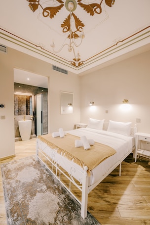 Hypatia Executive Triple Room Ground Floor | Senge med madrasser af memory foam, minibar, skrivebord