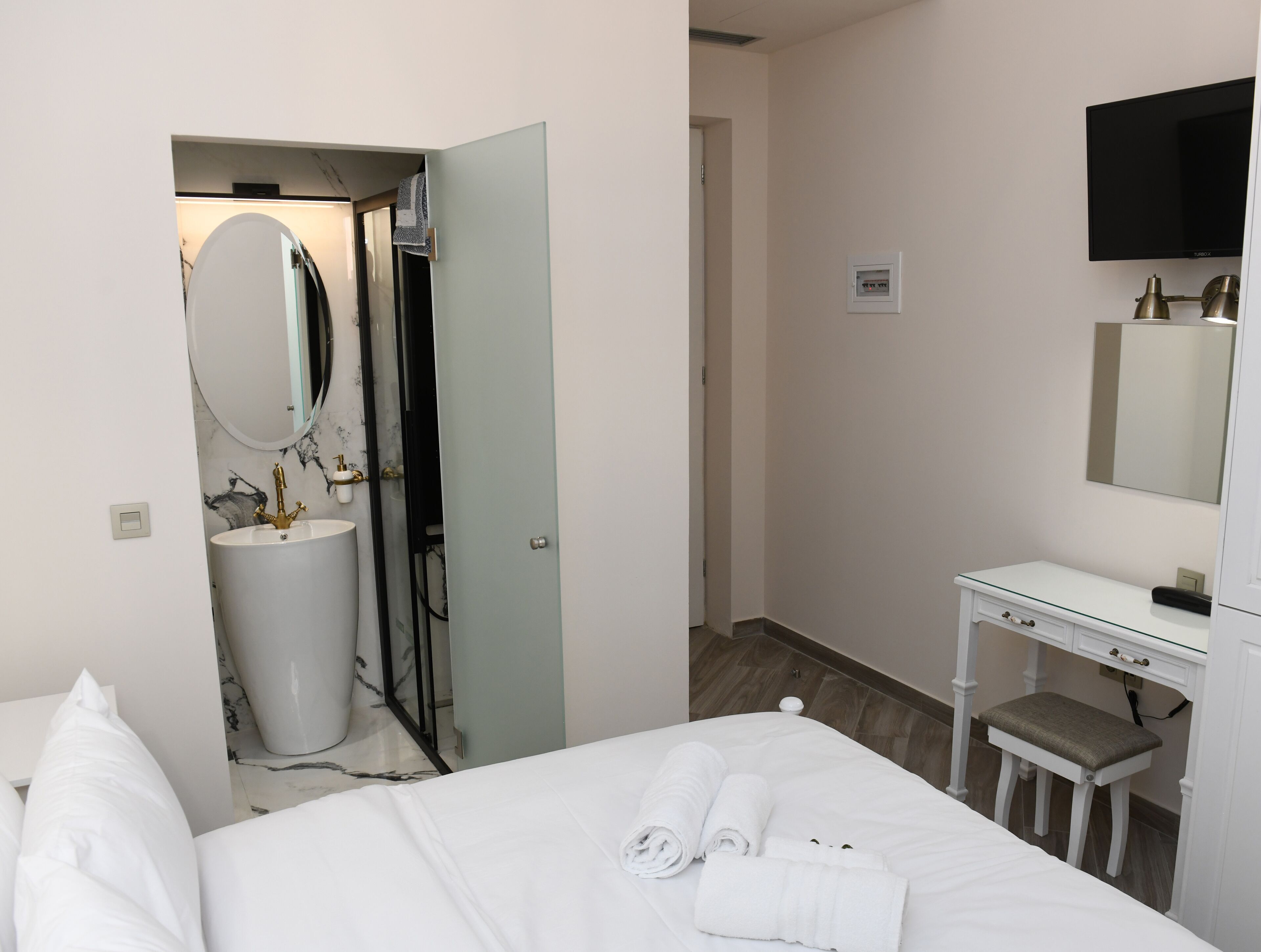 Bedden met traagschuimmatras, een minibar, een bureau