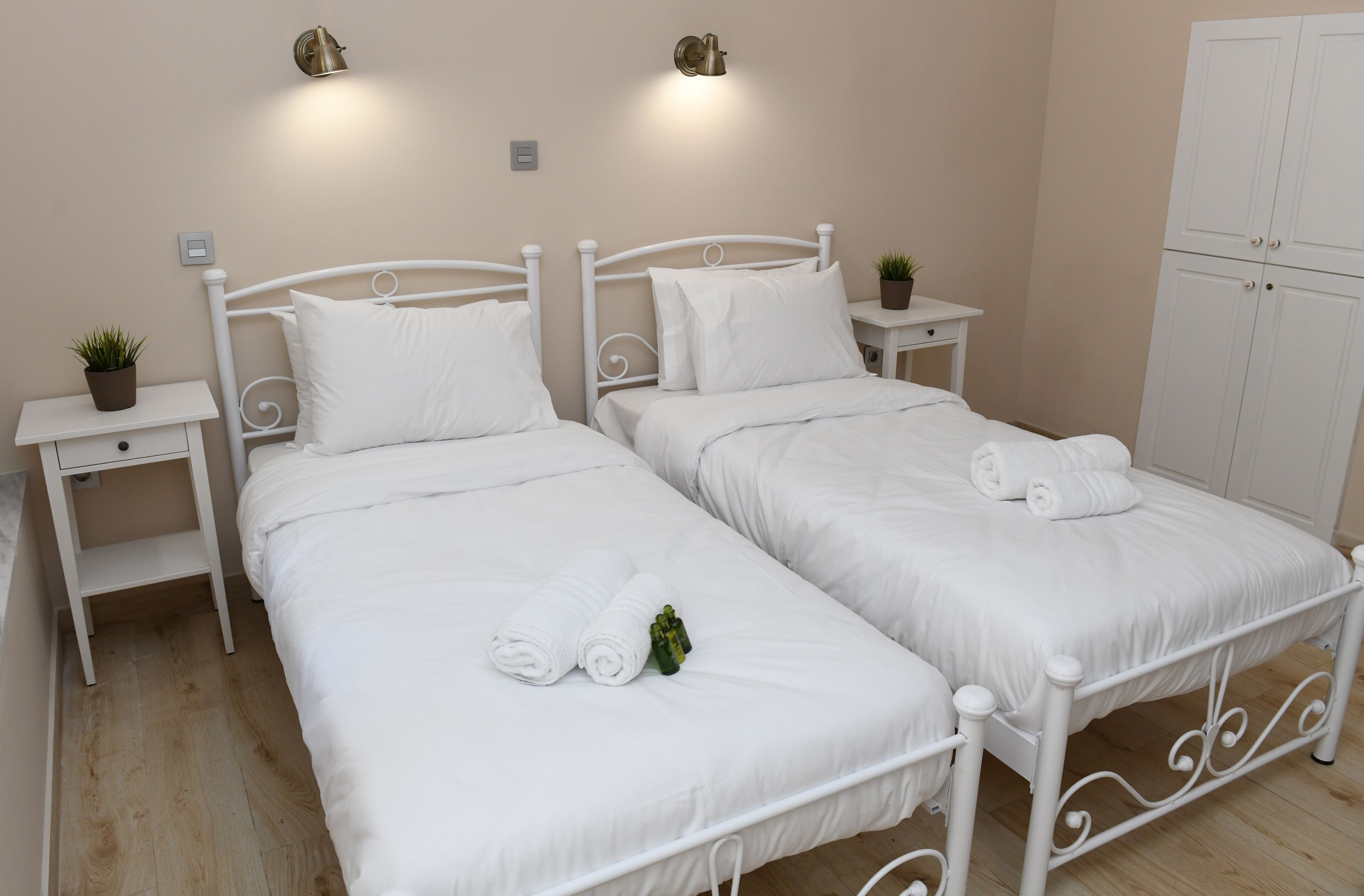 Bedden met traagschuimmatras, een minibar, een bureau
