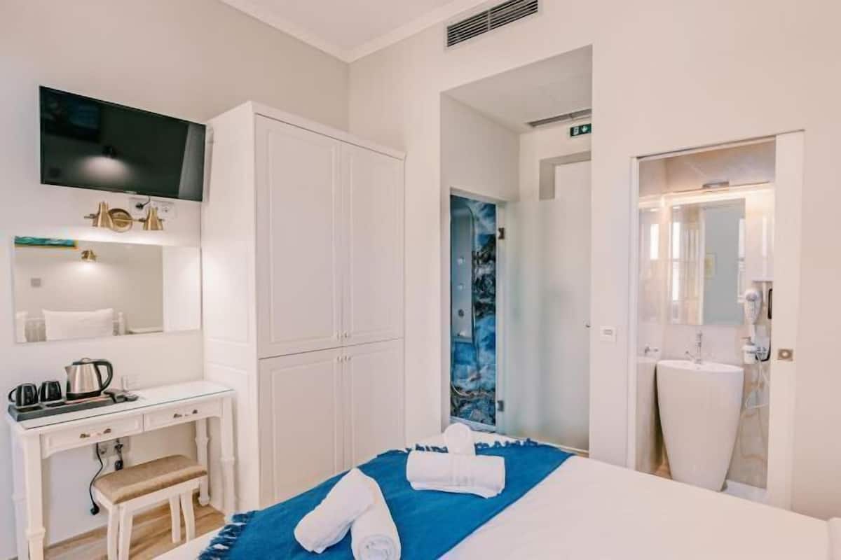 Memory-foam beds, minibar, desk, laptop workspace