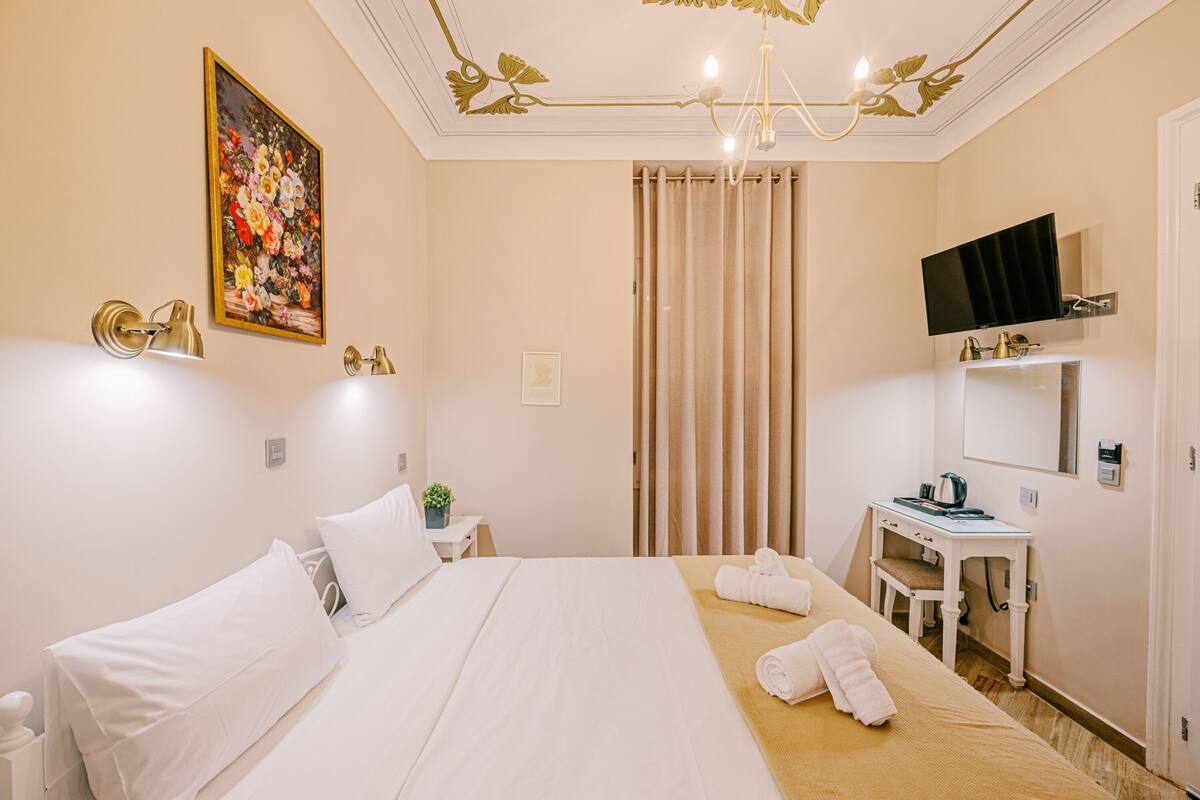 Double Room Ground Floor | 記憶棉床墊、迷你吧、書桌、手提電腦工作空間
