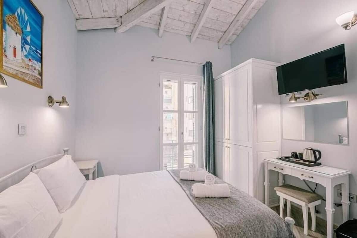 Camas con efecto memoria, minibar y escritorio