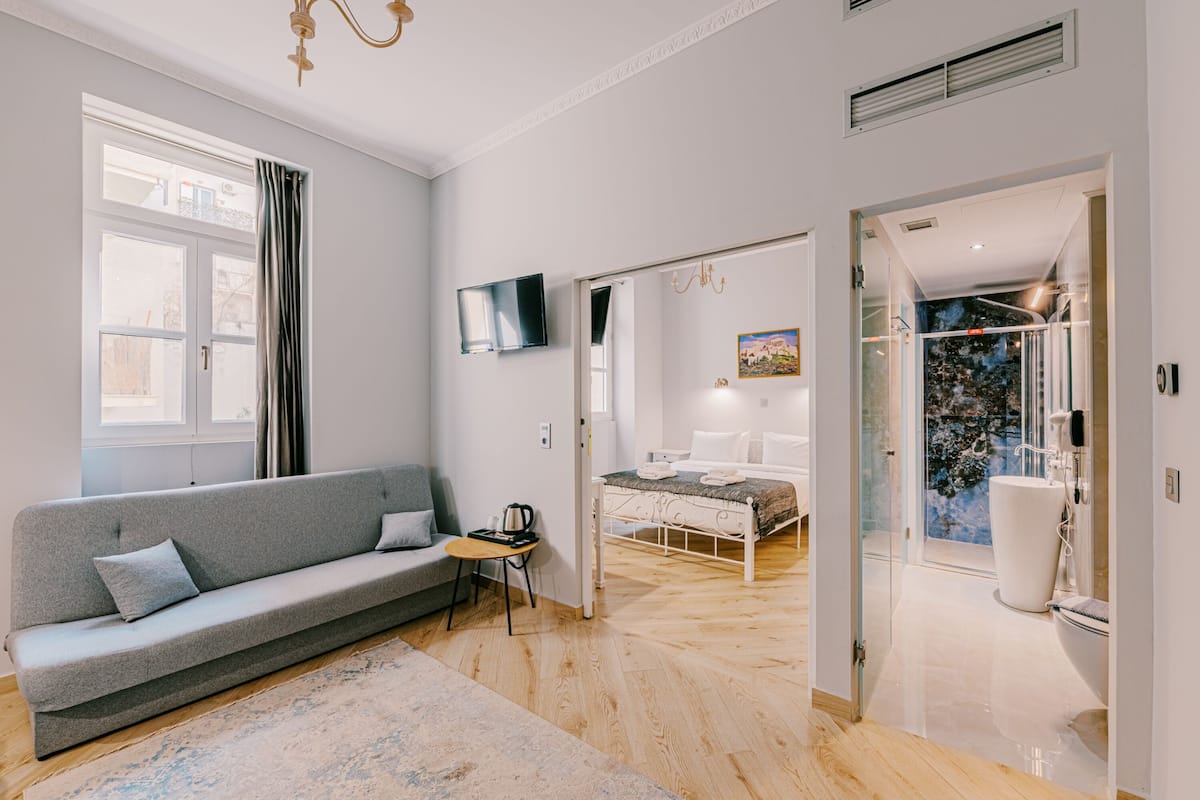 Exclusive Quadruple Room (Sappho), 1st Floor | Memory foam-madrasser, minibar, skrivbord och arbetsyta för laptop