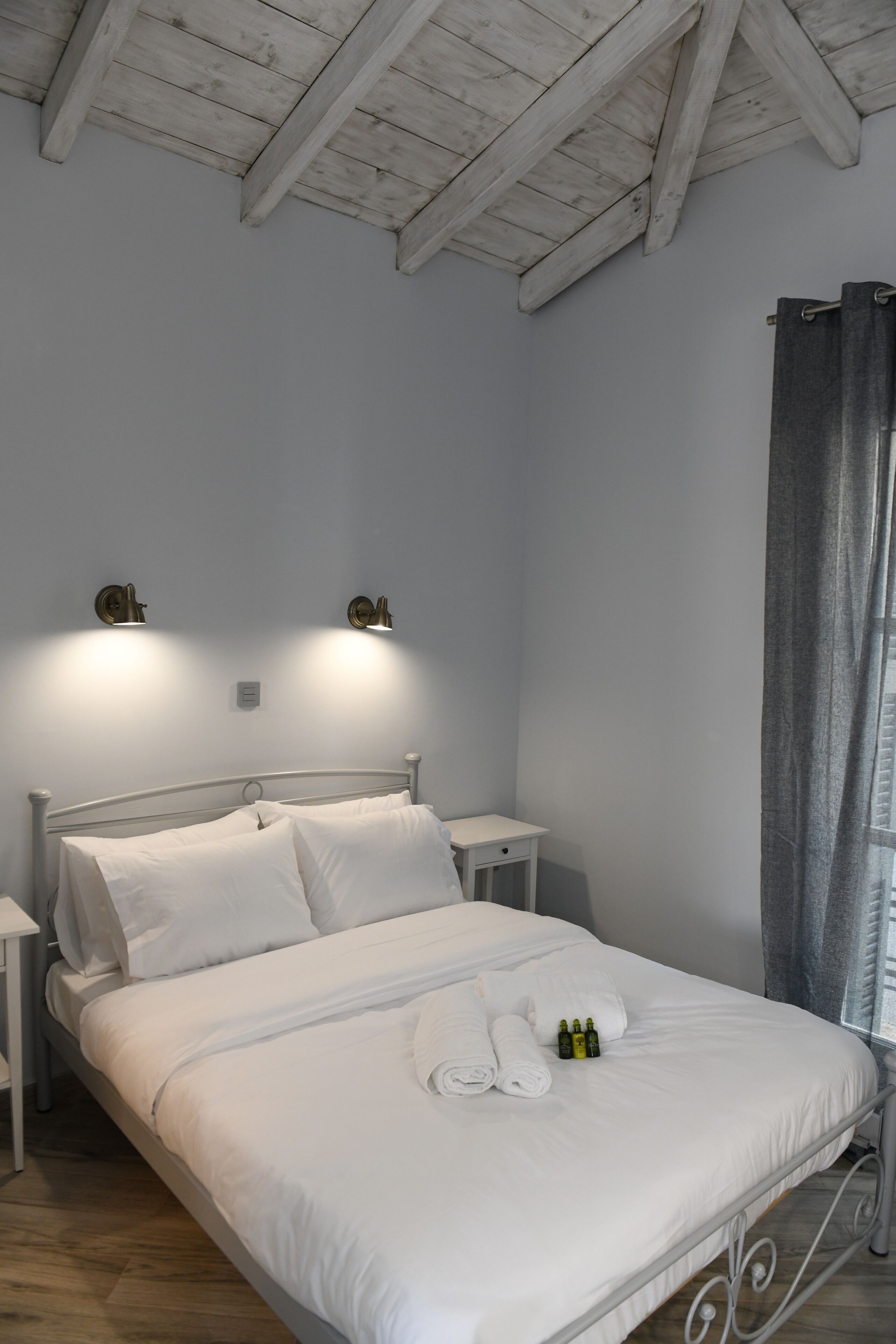 Bedden met traagschuimmatras, een minibar, een bureau