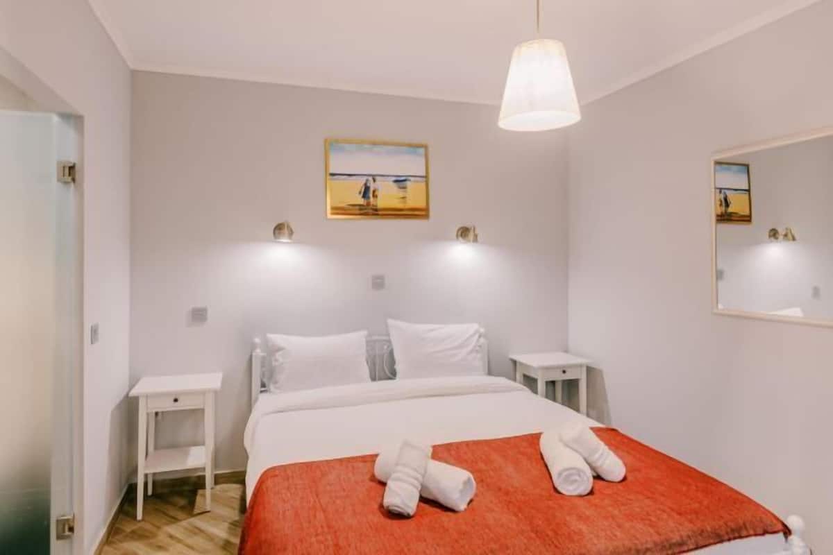 Memory-foam beds, minibar, desk, laptop workspace