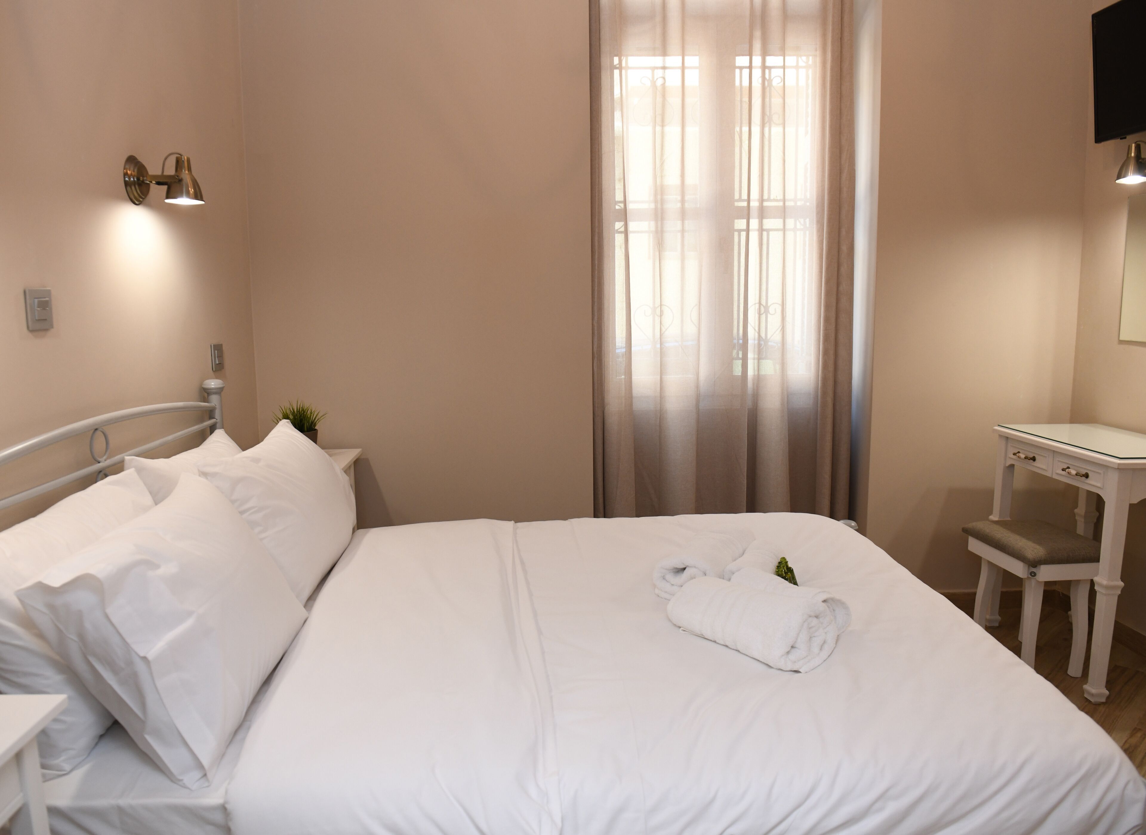 Bedden met traagschuimmatras, een minibar, een bureau