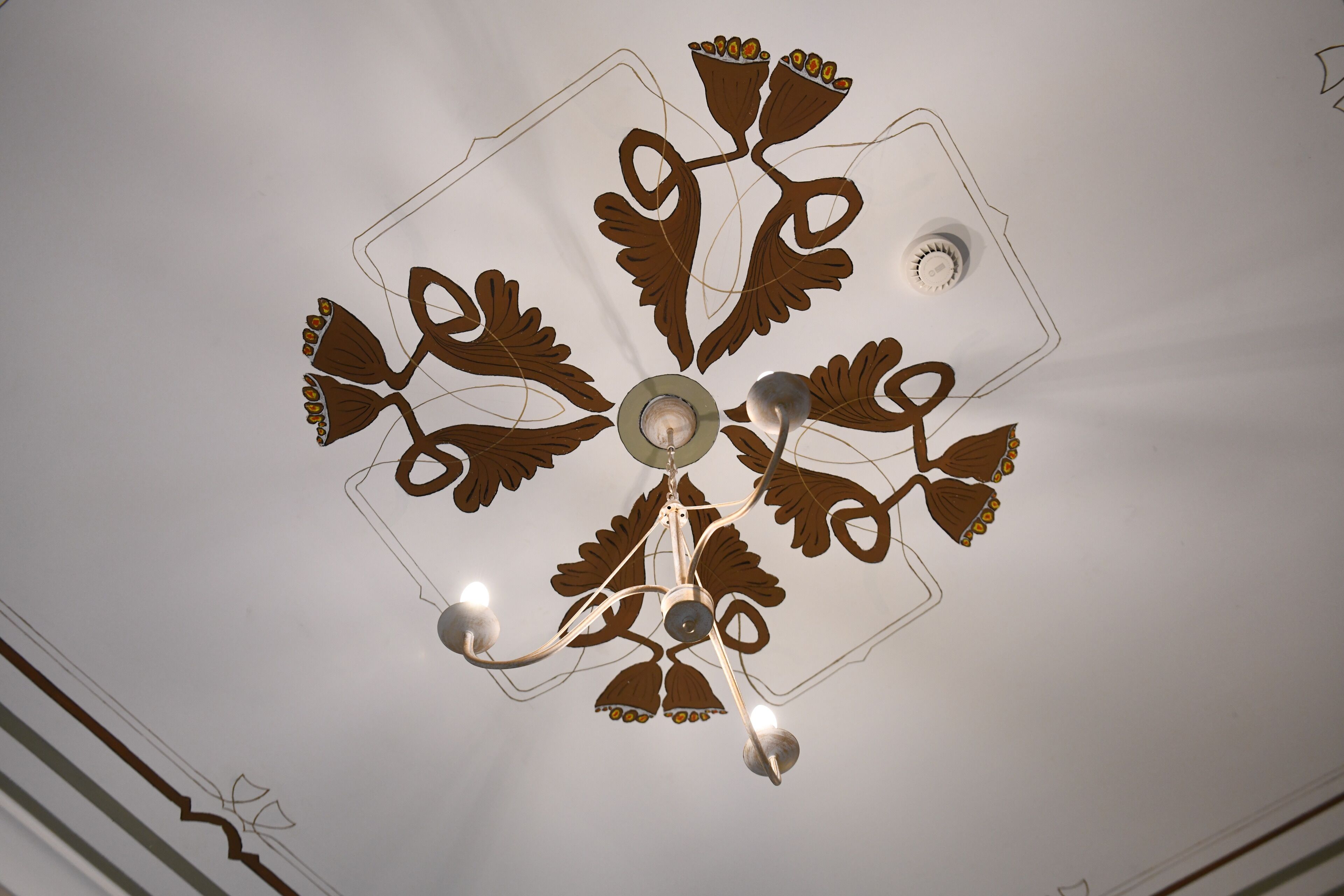 Un ventilador de techo con un diseño decorativo.