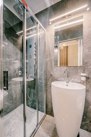 Double Room Ground Floor | Salle de bain | Douche, douche hydromassante, articles de toilette gratuits