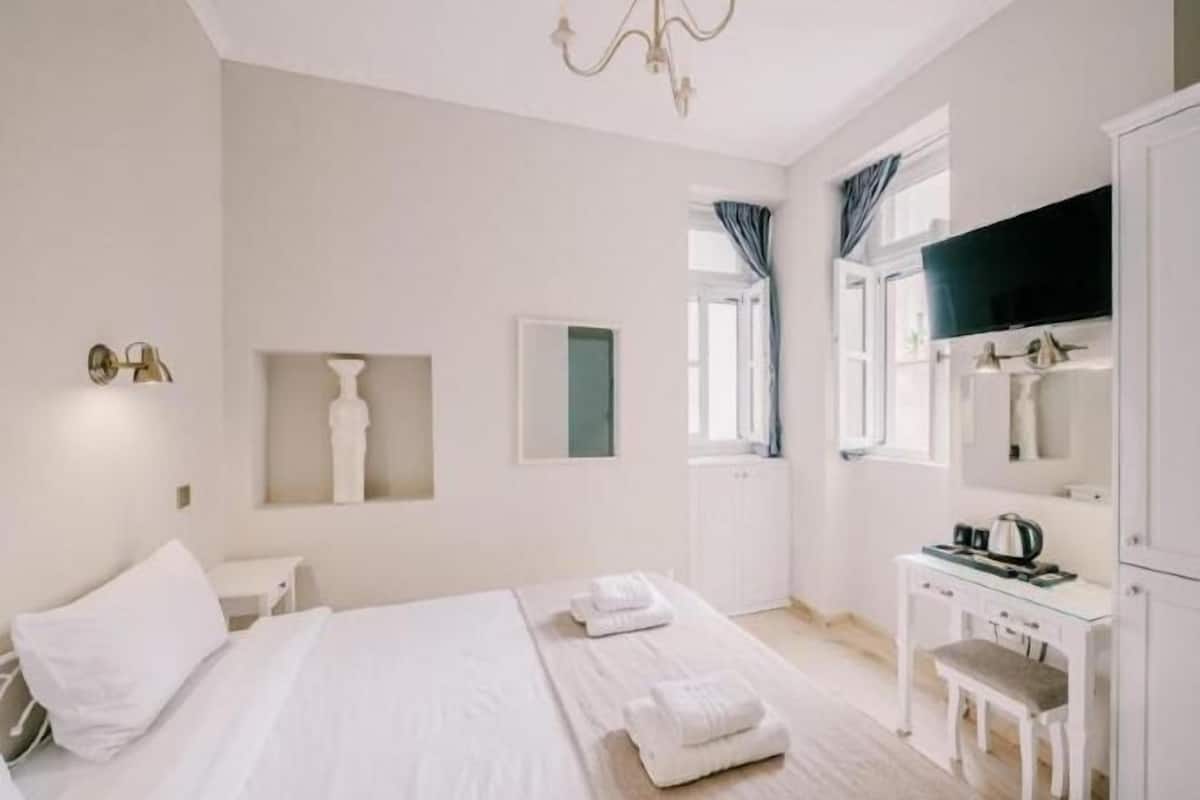 Bedden met traagschuimmatrassen, een minibar, een bureau