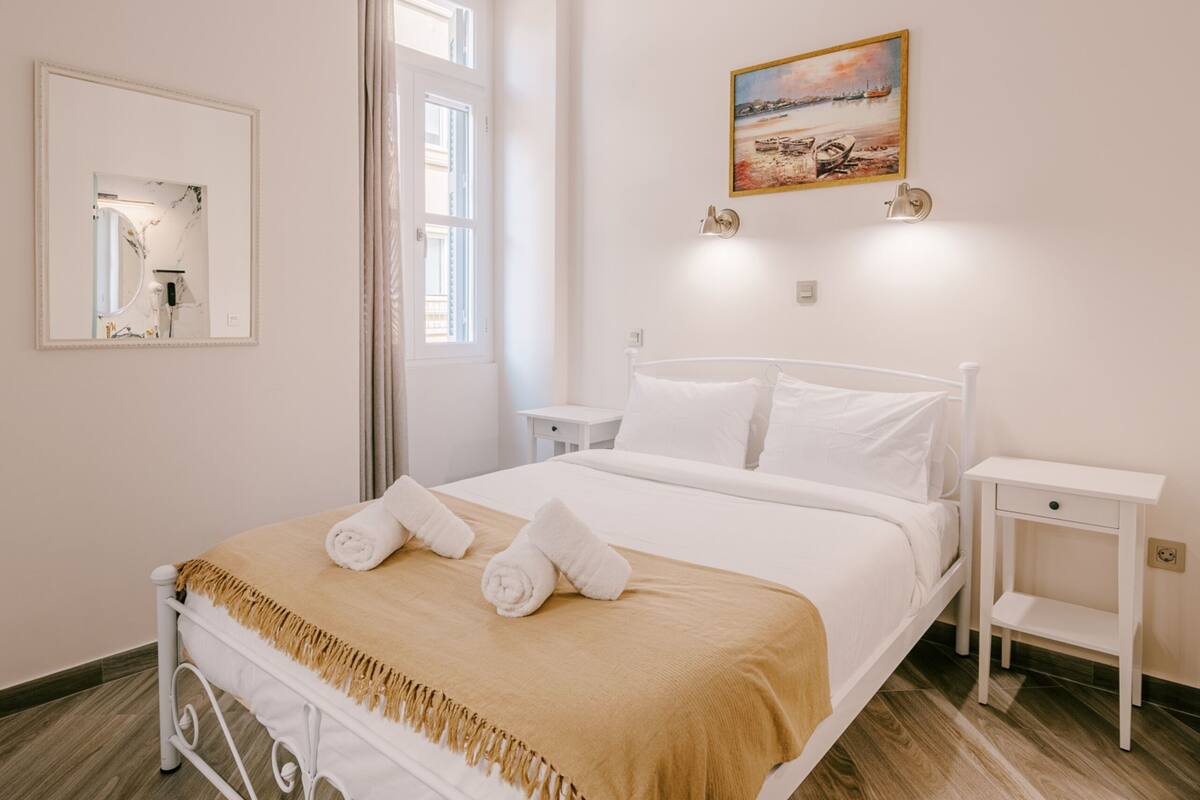 Deluxe Double Room | 記憶棉床墊、迷你吧、書桌、手提電腦工作空間