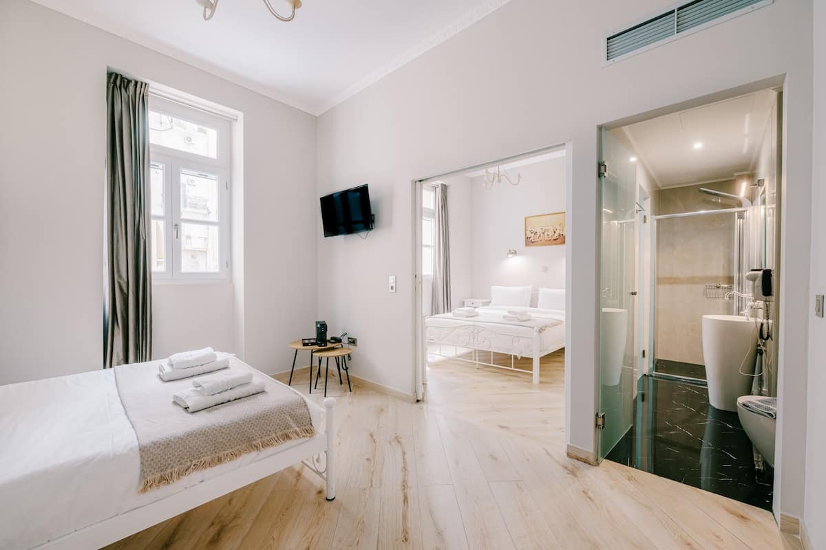 Exclusive Quadruple Room (Lastheneia), 2nd Floor | Memory foam-madrasser, minibar, skrivbord och arbetsyta för laptop