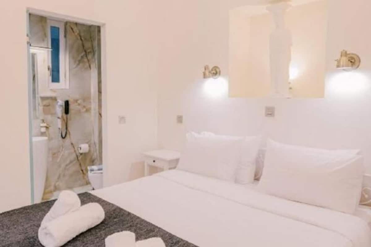 Kylpyhuone | Suihku, hierova suihkupää, ilmaiset hygieniatuotteet, hiustenkuivaaja