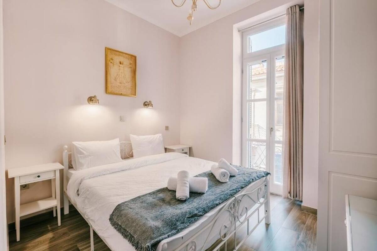Deluxe Double Room With Balcony | 記憶棉床墊、迷你吧、書桌、手提電腦工作空間