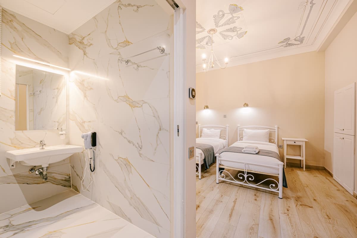 Phryne - Twin Room - AMEA Disability Access Ground Floor | Betten mit Memory-Foam-Matratzen, Minibar, Schreibtisch