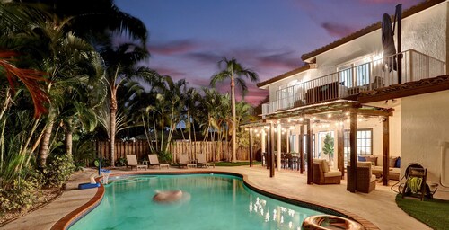 Modern Chic 7-BR with Pool & Gameroom