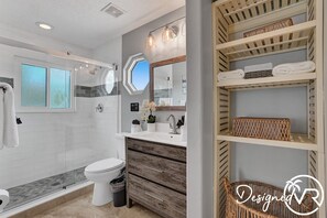 Villa (Multiple Bedrooms) | Bathroom | Towels, soap, shampoo, toilet paper - Modern Chic 7-BR with Pool & Gameroom (Pompano Beach)