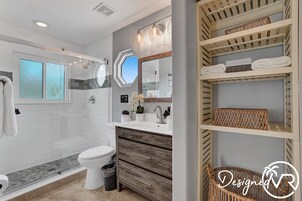 Villa (Multiple Bedrooms) | Baño | Toallas, jabón, champú y papel higiénico