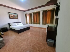 2 habitaciones, caja de seguridad en la habitación y escritorio 