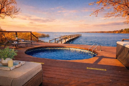 プール. WATERFRONTWntrGdnPoolHSE VIEWS Dock Wildl Nr Disn