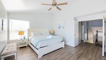 4 soverom, skrivebord, strykejern/-brett og reiseseng for barn