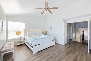 4 chambres, bureau, fer et planche à repasser, lit parapluie