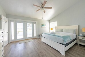 4 habitaciones, escritorio y tabla de planchar con plancha 