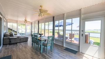 TV, lareira, videogames, DVD player