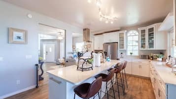 Geladeira, micro-ondas, fogão, cooktop