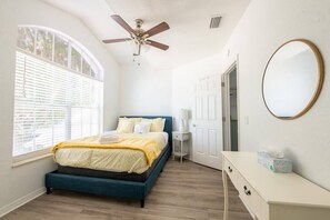 4 chambres, bureau, fer et planche à repasser, lit parapluie