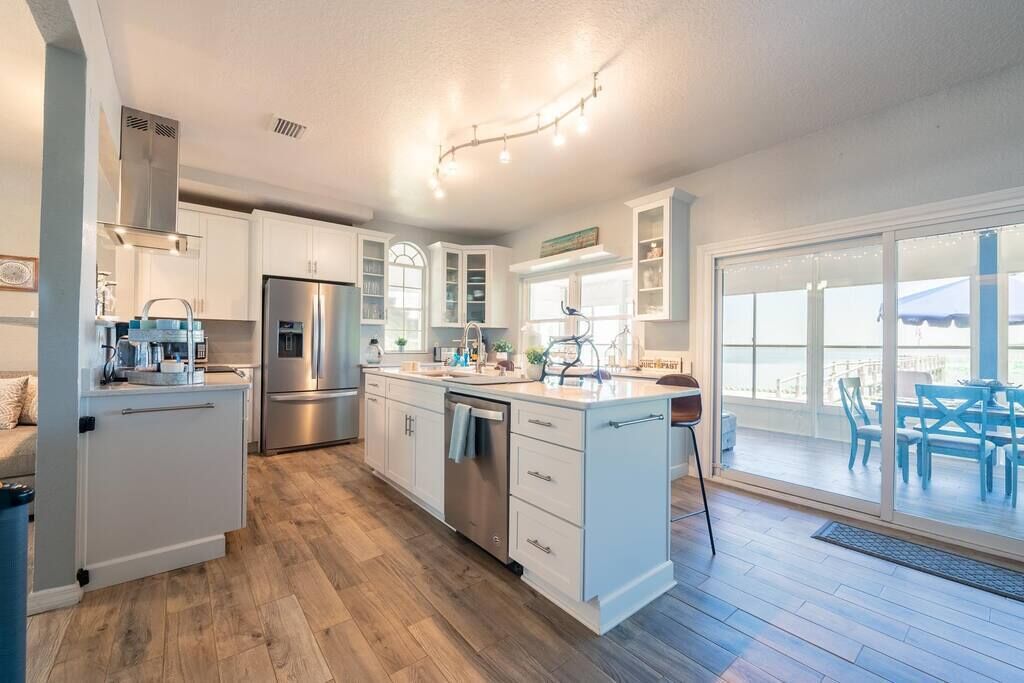 Frigorífico, microondas, horno y placa de cocina