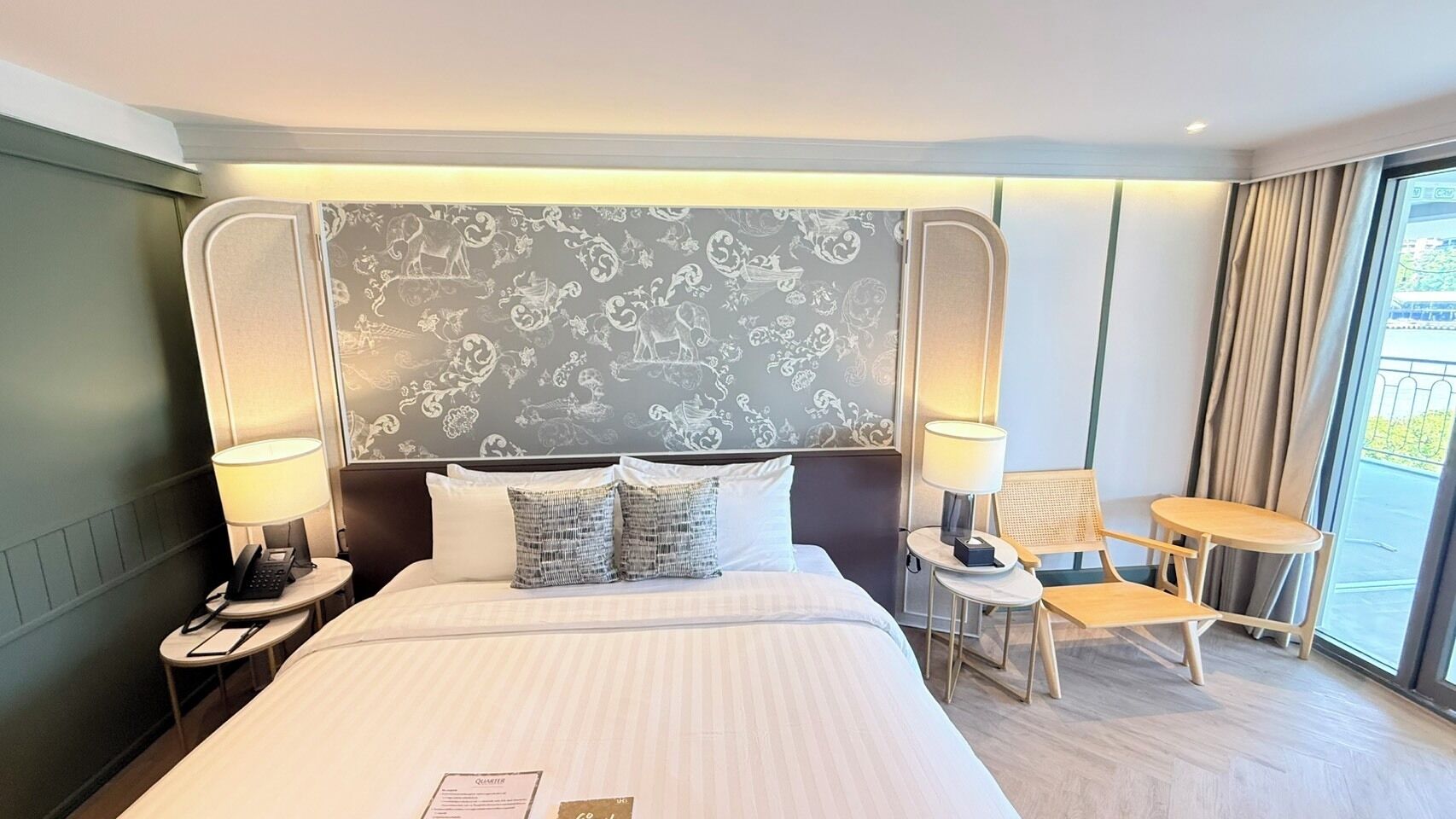 Deluxe River View with Balcony, King Bed | Lydisolert, wi-fi (inkludert) og sengetøy