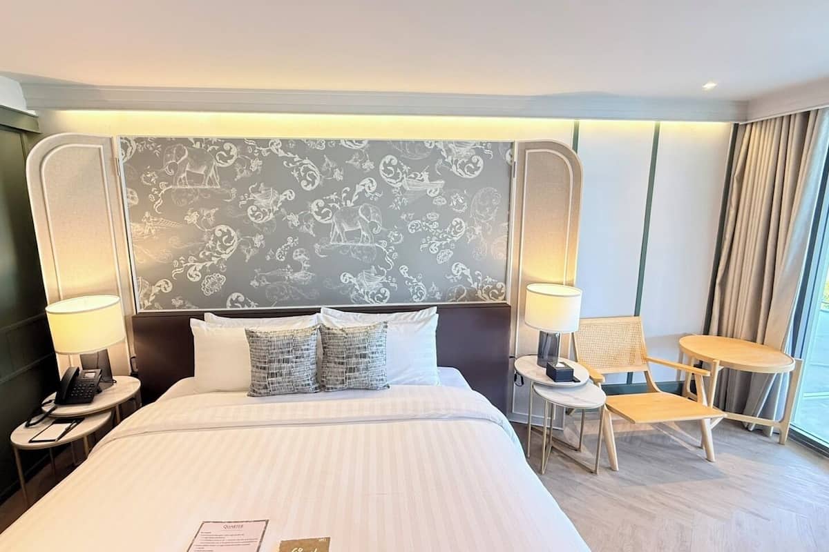 Deluxe River View with Balcony, King Bed | Lydisolert, wi-fi (inkludert) og sengetøy