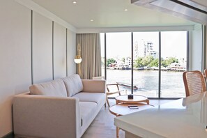 Grand Suite, 1 Bedroom, River View | Ruang tamu | 50 inci televisyen skrin rata dengan satelit, TV 
