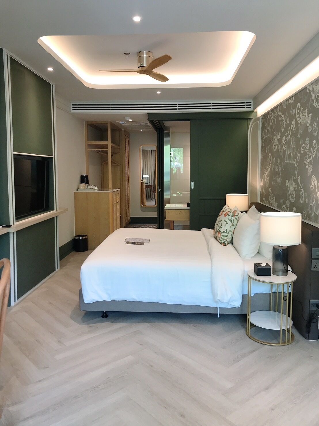 Superior Room, 1 King Bed, River View, Garden Area