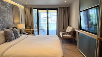 Triple Deluxe River View With Balcony, King Bed | Kalis bunyi, Wi-fi percuma, cadar katil