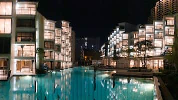 Una piscina al aire libre