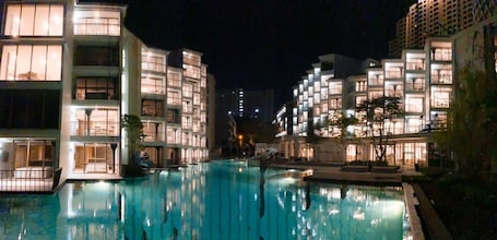 Una piscina al aire libre