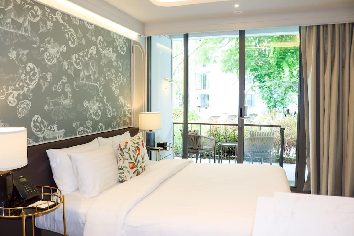 Standard Poolside Garden View, King bed - Ground Floor | Insonorización, wifi gratis y ropa de cama