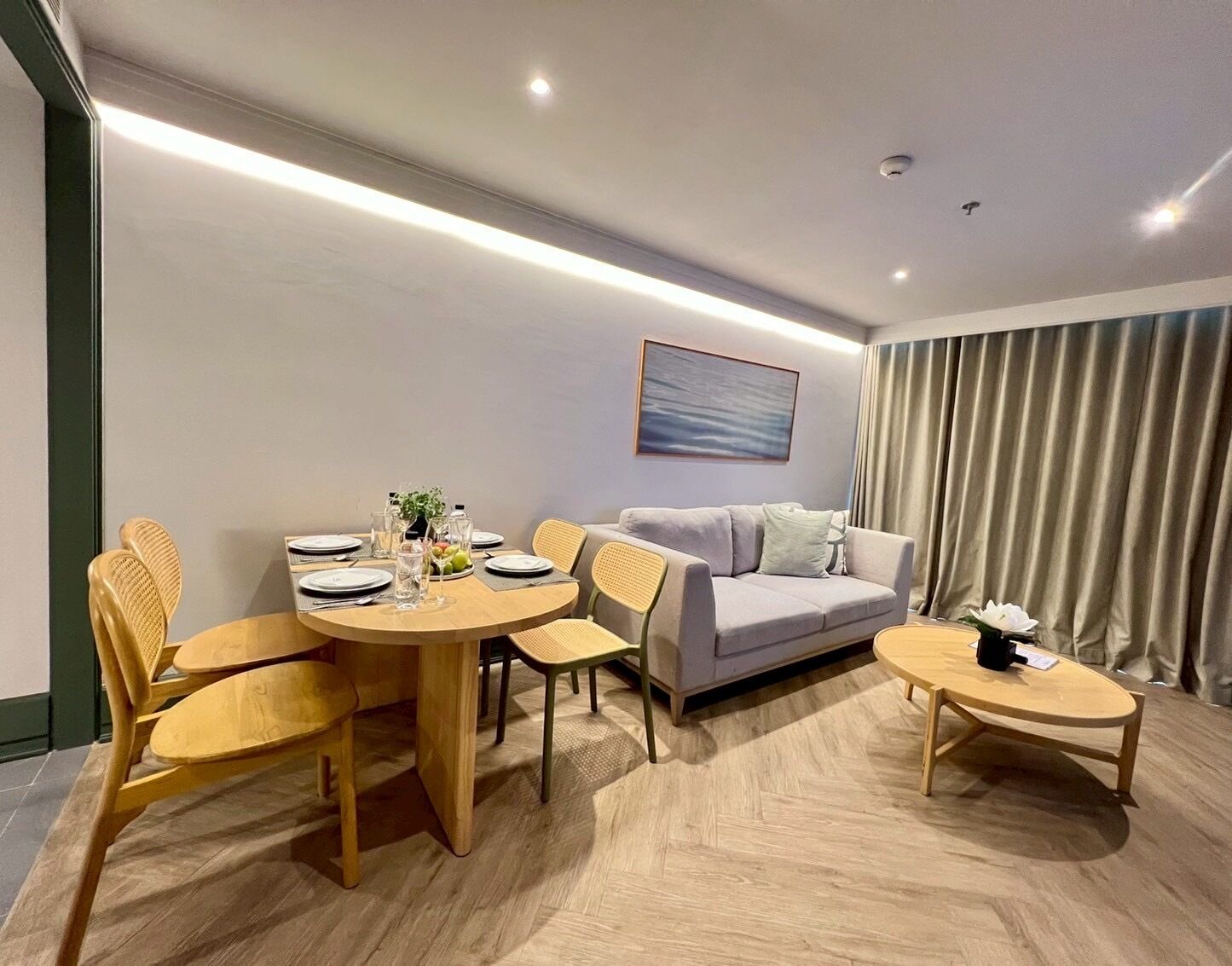 Un salon moderne avec une table à manger ronde, deux canapés et une table basse.