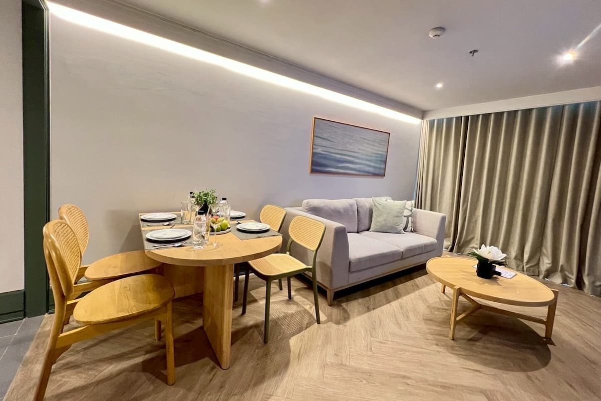 Un salon moderne avec une table à manger ronde, deux canapés et une table basse.