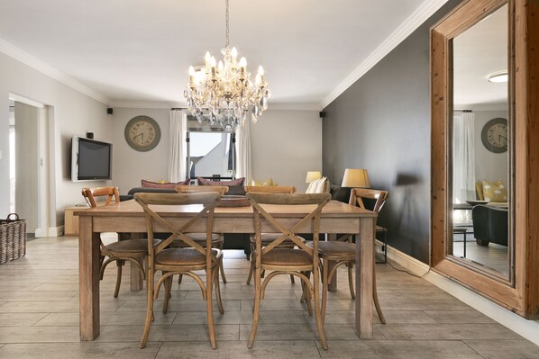 Ferienhaus (3 Bedrooms) | Essbereich im Zimmer