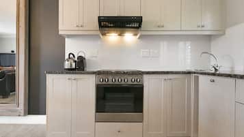 House (3 Bedrooms) | Private kitchen | Electric kettle, toaster