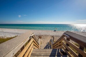 Una spiaggia nelle vicinanze