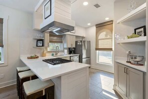 Frigorifero, microonde, forno, piano cottura